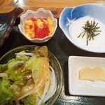 桃の木 - 副菜　トマト入り玉子、とろろ、サラダ　沢庵とお味噌汁が付きました。