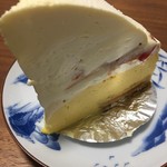 A WORKS - 桃とプラムのパッションチーズケーキ