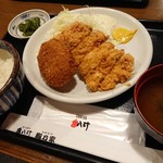 炭火焼き鳥 串八珍 - コロチキ定食〈横浜コロッケ、チキンカツ〉