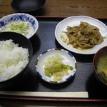 喜久屋 - Ａ定食（５００円）　ご飯・味噌汁・お新香・ミニポテサラ・豚の生姜焼き（ハーフ）