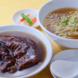 醤油清湯のスープに自家製麺が絡む逸品！！