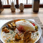 カレーと珈琲の店 ピリカ - チキンカレーとナスとズッキーニのカレーの相がけ。