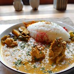 カレーと珈琲の店 ピリカ - チキンカレーとナスとズッキーニのカレーの相がけ。