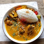 カレーと珈琲の店 ピリカ - 料理写真:チキンカレーとナスとズッキーニのカレーの相がけ。