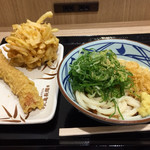 Marugame Seimen - ぶっかけ冷（並）に野菜かき揚げとちくわ天