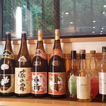 鶏と酒 晃 - 日本酒・焼酎に加えワイン・ウイスキーも国産のものを多数取り揃えております。
