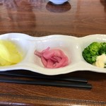 Ina zushi - 漬物とブロッコリーのサラダ