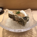 江戸前 鮨 服部 - 丹後の牡蠣。
      美味し。