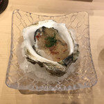 江戸前 鮨 服部 - 丹後の牡蠣。
      美味し。