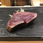 江戸前 鮨 服部 - 藁焼きのカツオの塩タタキ。
      美味し。