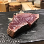 江戸前 鮨 服部 - 藁焼きのカツオの塩タタキ。
      美味し。