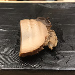 江戸前 鮨 服部 - 煮アワビ。
      美味し。