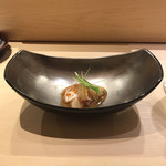 江戸前 鮨 服部 - マコガレイの刺身を紅葉おろしで和えたもの。
      美味し。