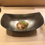 江戸前 鮨 服部 - マコガレイの刺身を紅葉おろしで和えたもの。
      美味し。