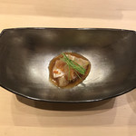 江戸前 鮨 服部 - マコガレイの刺身を紅葉おろしで和えたもの。
      美味し。