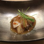 江戸前 鮨 服部 - マコガレイの刺身を紅葉おろしで和えたもの。
      美味し。