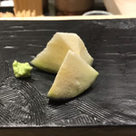 江戸前 鮨 服部 - 水茄子のお漬物。
      美味し。