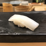 江戸前 鮨 服部 - イカの握り。
      美味し。