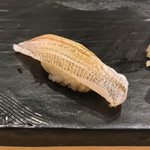 江戸前 鮨 服部 - キスの握り。
      美味し。