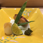 江戸前 鮨 服部 - 金目鯛の焼き物。
      美味し。