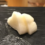 江戸前 鮨 服部 - 沢庵漬け。
      美味し。
