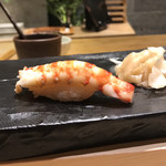 江戸前 鮨 服部 - 車海老の握り。
      美味し。