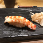 江戸前 鮨 服部 - 車海老の握り。
      美味し。