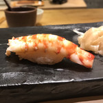 江戸前 鮨 服部 - 車海老の握り。
      美味し。