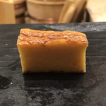 江戸前 鮨 服部 - 芝海老の厚焼玉子。
      美味し。