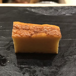 江戸前 鮨 服部 - 芝海老の厚焼玉子。
      美味し。