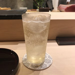 江戸前 鮨 服部 - 八海山の梅酒原酒のソーダ割り。
      美味し。