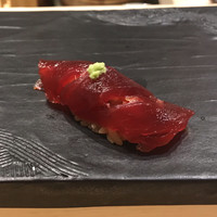 江戸前 鮨 服部 - 佐渡産のマグロの漬けの握り。
                    美味し。