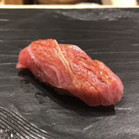 江戸前 鮨 服部 - 佐渡産のマグロの大トロの握り。
                    美味し。