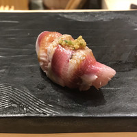 江戸前 鮨 服部 - イワシの握り。
                      美味し。