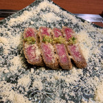肉料理 KOJIRO - 和牛ミスジのカツレツ エメンタールチーズがちりばめられた大皿。 レアで柔らかくて、とても好み。