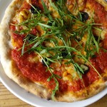 こだま食堂 - オリーブとワイルドルッコラの石窯ピザ