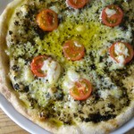 こだま食堂 - 自家栽培のバジルをソースにしたバジルチーズの石窯ピザ