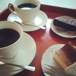 こだま食堂 - コーヒーはフェアトレードの豆を使用  ミニデザートはチーズケーキとココナッツチョコブラウニー