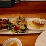 Pe're - 左から【牛バラ肉のラグーソース ペンネパスタグラタン】、【プチサラダ】、【自家製ポテトサラダとセルヴェル ド カニュ】