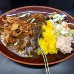 カレーは飲み物。 - 黒カレーチキン（中盛）
・ツナマヨ
・豆サラダ（バジル風味）
・フライドオニオン