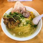 ラーメン ミックス - チャーハンセット塩1,050円税込。この日は蒸し暑かったので味噌を頼む気にはなれず。サイズ的に半ラーメンには見えない。