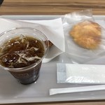 Yaoko - 旨辛カレーパン・黄金クリームパン・アイスコーヒー