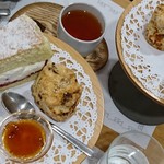 ローズベーカリー - 一番右のケーキ(上が白い)がニンジンケーキ♪