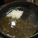 ます味 - 鍋を傾けてスープを煮詰める