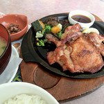 ガスト - 料理写真:肉厚ジューシー若鶏の秘伝スパイスグリル