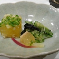 鶏割烹 ならや - 付きだし…鶏出汁の煮凝りと酢の物