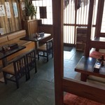 稲の家 - テーブル席と小上がり席