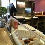 Leberkas-Pepi Wien - カウンターの調理場