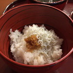 Kyouryou rishidashi ryouriki raya - しらすごはん。しらすは釜揚げと浅炊きの佃煮。