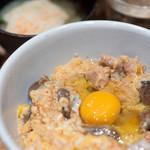 赤坂うまや うちのたまご直売所 - 親子丼 もつ入り 980円